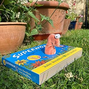 Super worm Finger Puppet Book